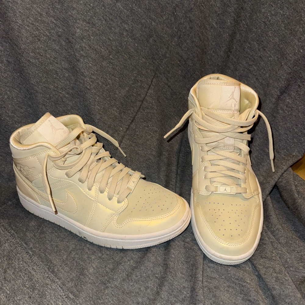 Women’s Air Jordan 1 Mid SE Fossil/White